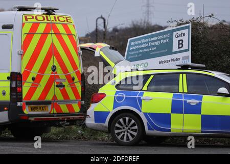 Avonmouth. 4 décembre 2020. Photo prise le 4 décembre 2020 montre des véhicules de police près de la scène d'une explosion dans un centre de traitement des eaux usées à Avonmouth, près de la ville de Bristol, dans le sud-ouest de l'Angleterre, en Grande-Bretagne. Quatre personnes ont été tuées jeudi lors d'une grande explosion dans un centre de traitement des eaux usées d'Avonmouth, a confirmé la police locale. Credit: Han Yan, Tim Ireland/Xinhua/Alamy Live News Banque D'Images