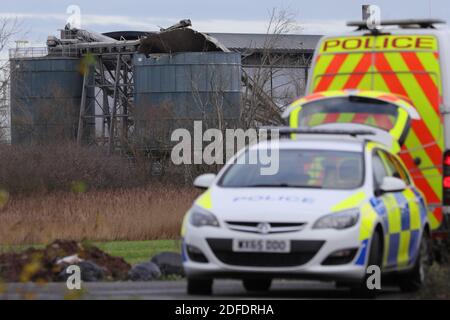 Avonmouth. 4 décembre 2020. Photo prise le 4 décembre 2020 montre des véhicules de police près de la scène d'une explosion dans un centre de traitement des eaux usées à Avonmouth, près de la ville de Bristol, dans le sud-ouest de l'Angleterre, en Grande-Bretagne. Quatre personnes ont été tuées jeudi lors d'une grande explosion dans un centre de traitement des eaux usées d'Avonmouth, a confirmé la police locale. Crédit: Tim Ireland/Xinhua/Alamy Live News Banque D'Images