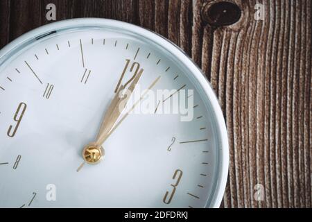 Après douze heures. Fermeture de l'horloge analogique. Banque D'Images