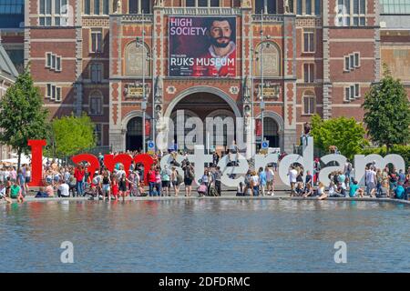 Amsterdam, pays-Bas - 15 mai 2018: Grandes lettres et touristes à Rijksmuseum Museum Square à Amsterdam, pays-Bas. Banque D'Images