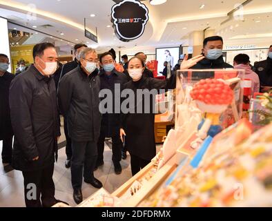 Pékin, Chine. 4 décembre 2020. Le vice-premier ministre chinois Hu Chunhua, également membre du bureau politique du Comité central du Parti communiste de Chine, visite le magasin du département de Pékin du Groupe Wangfujing à Beijing, capitale de la Chine, le 4 décembre 2020. Hu a effectué vendredi un voyage de recherche dans plusieurs sites commerciaux de Pékin. Credit: Yue Yuewei/Xinhua/Alamy Live News Banque D'Images