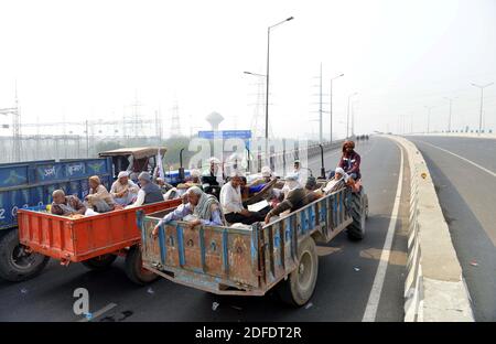 (201204) -- NEW DELHI, 4 décembre 2020 (Xinhua) -- les agriculteurs indiens sont assis sur leurs tracteurs utilisés comme barrages routiers à la frontière entre New Delhi et Uttar Pradesh pendant le 9e jour de protestation contre les nouvelles lois agricoles, 4 décembre 2020. (Xinhua/Partha Sarkar) Banque D'Images