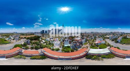 Vue panoramique à 360° de 360 vue panoramique sur une école secondaire publique vietnamienne typique avec HCMC et Vinhomes dans le fond de l'image.