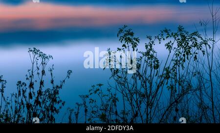 Haltern am See, NRW, Allemagne. 04e décembre 2020. Un beau coucher de soleil sur le lac Haltern conclut une journée froide mais sèche et ensoleillée de fête dans le pays de Muensterland en Rhénanie-du-Nord-Westphalie. Credit: Imagetraceur/Alamy Live News Banque D'Images