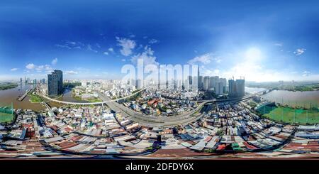 Vue panoramique à 360° de Dans cette 360 sur Binh Thanh HCMC, montre le contraste dans la vie des anciens logements à haute densité et les nouveaux développements en hauteur à l'horizon.