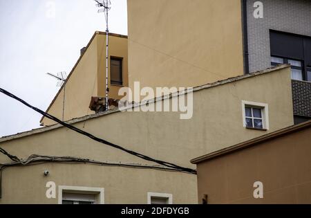 Détail des antennes de télévision et des façades de certaines maisons de ville Banque D'Images