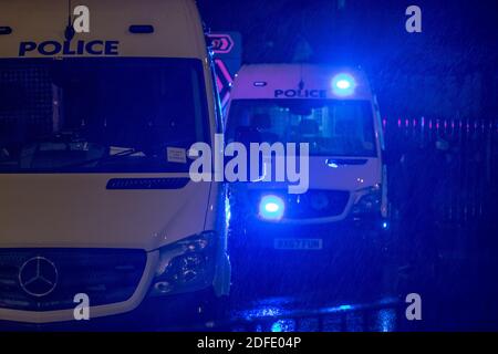 Birmingham, West Midlands, Royaume-Uni. 4 décembre 2020. Dudley Road a été fermé à Winson Green, près de l'hôpital de la ville, un vendredi soir pluvieux après des rapports d'une poignarder. Une tente a été érigée à l'intérieur d'un cordon de police habité par quatre fourgonnettes de police. L'ambulance aérienne a été appelée sur les lieux avant que la victime ne soit conduite à l'hôpital. Crédit : Ryan Underwood/Alay Live News Banque D'Images