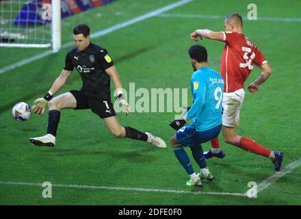 Dominic Solanke (au centre) d'AFC Bournemouth marque le deuxième but de son côté lors du match du championnat Sky Bet au stade Oakwell, Barnsley. Banque D'Images