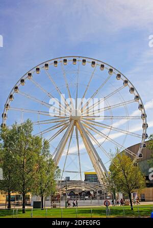 La roue de Liverpool et l'arène au printemps Banque D'Images