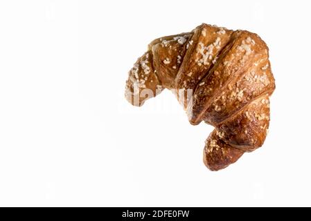 Croissant parfumé à la saupoudrée de sucre glacé. Brioche française typique pour le petit déjeuner, isolée sur blanc Banque D'Images