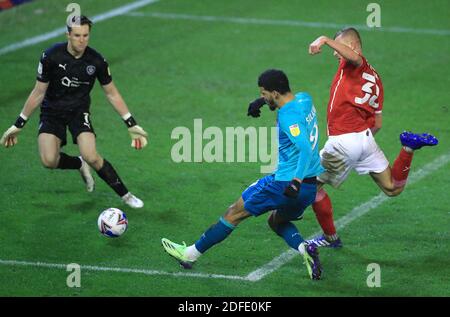 Dominic Solanke (au centre) d'AFC Bournemouth marque le deuxième but de son côté lors du match du championnat Sky Bet au stade Oakwell, Barnsley. Banque D'Images