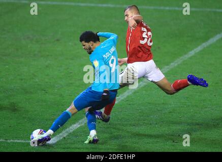 Dominic Solanke (à gauche), d'AFC Bournemouth, marque le deuxième but du match du Sky Bet Championship au stade Oakwell, Barnsley. Banque D'Images