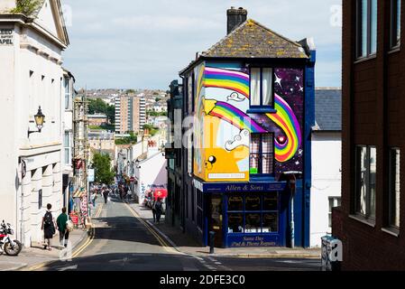 Vue sur Gloucester Road et le bâtiment avec peinture murale au coin de la rue Frederick. Brighton, East Sussex, Angleterre, Royaume-Uni, Europ Banque D'Images