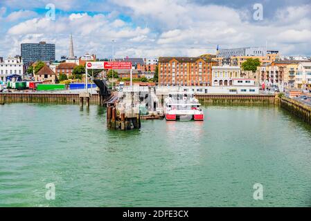 Ferries Red Funnel terminal. Southampton, Hampshire, Angleterre, Royaume-Uni, Europe Banque D'Images