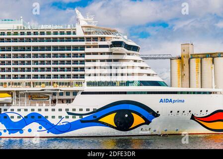 AIDAprima est le fleuron d'AIDA Cruises, construit par Mitsubishi Shipbuilding sur leur chantier naval de Nagasaki, au Japon. Terminal de croisière de Southampton. Southam Banque D'Images