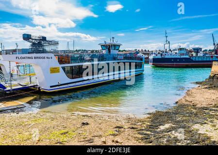 Pont flottant Cowes. Le ferry de la chaîne Copes reliant East Copes à West Copes transporte des passagers à travers la médina. Cowes, Île de Wight, Angleterre, ONU Banque D'Images