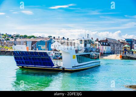 Pont flottant Cowes. Le ferry de la chaîne Copes reliant East Copes à West Copes transporte des passagers à travers la médina. Cowes, Île de Wight, Angleterre, ONU Banque D'Images