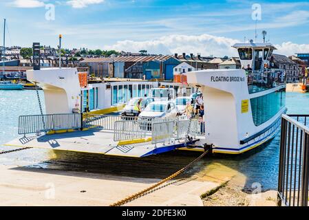 Pont flottant Cowes. Le ferry de la chaîne Copes reliant East Copes à West Copes transporte des passagers à travers la médina. Cowes, Île de Wight, Angleterre, ONU Banque D'Images