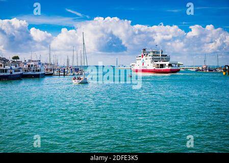 Ferry Red Funnel au départ du port de Cowes. Cowes, Île de Wight, Angleterre, Royaume-Uni, Europe Banque D'Images