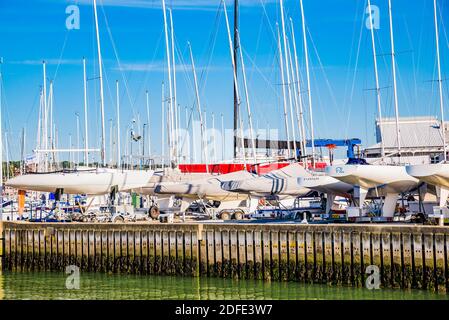 Bateaux à voile et autres bateaux à moteur secs amarrés. Cowes, Île de Wight, Angleterre, Royaume-Uni, Europe Banque D'Images