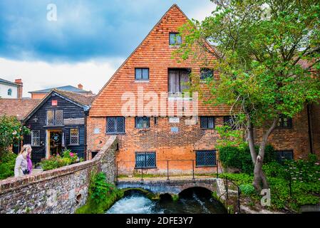 Photo prise à l'extérieur de l'enceinte. Winchester City Mill, sur la rivière Itchen, reconstruit pour la dernière fois en 1744. Winchester, Hampshire, Angleterre, Royaume-Uni Banque D'Images