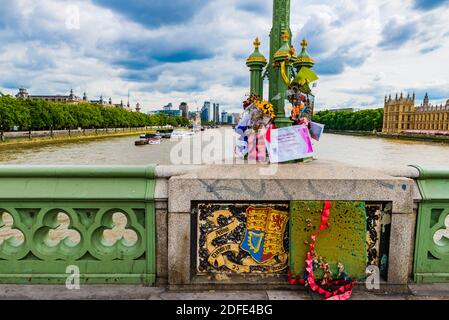 Des hommages floraux sont rendus au pont de Westminster en souvenir des victimes de l'attentat terroriste du 22 mars 2017. Londres, Angleterre, United King Banque D'Images