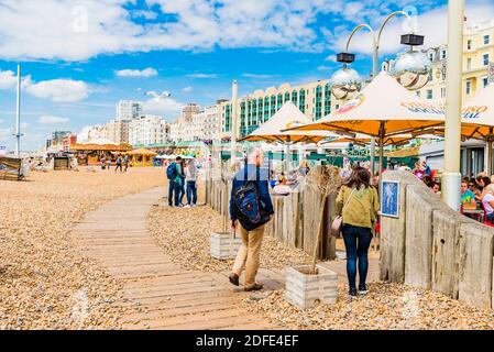 Restaurant en bord de mer sur la plage à Brighton, East Sussex, Angleterre, Royaume-Uni, Europe Banque D'Images