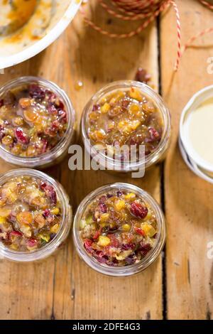 Mincemète: Canneberges, raisins secs, zeste d'agrumes, suet, sucre brun en pots - cadeau de noël Banque D'Images