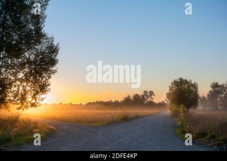 Carrefour concept de choix la bonne façon. Magnifique paysage avec lever de soleil au-dessus du carrefour en attelle de deux manières. Carrefour rural sur coucher de soleil arrière-plan Banque D'Images