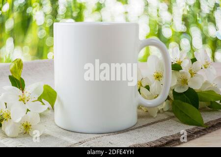 Mug avec fleur de pomme de printemps. Maquette de tasse. Modèle de tasse à café. Modèle de tasse à café. Modèle de tasse. Modèle de conception de tasse. Motif mug. Tasse printin Banque D'Images