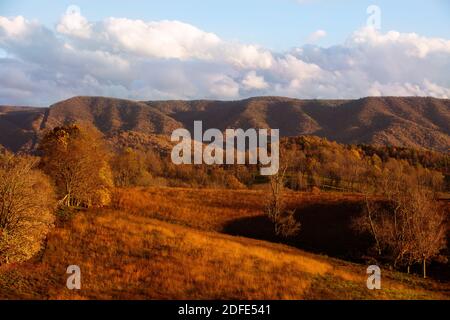 Coucher de soleil dans les montagnes Appalachia à l'automne avec de belles couleurs Banque D'Images