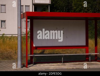 Un arrêt de bus avec un grand panneau d'affichage vierge Banque D'Images