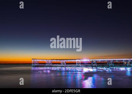 Quai minier connu sous le nom de Tinto Dock 'la Muelle del Tinto' à la nuit de fermeture. C'est l'un des restes laissés par les Anglais à Huelva. Banque D'Images