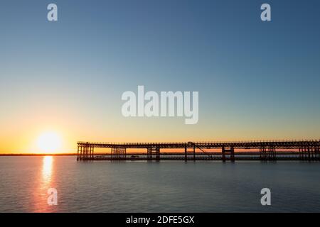 Quai minier connu sous le nom de Tinto Dock au coucher du soleil « muelle del Tinto ». C'est l'un des restes laissés par les Anglais à Huelva. Banque D'Images