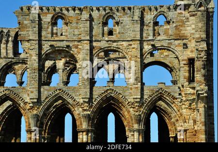 L'abbaye de Whitby était une abbaye bénédictine réduite à Son état actuel par Henry VIII en 1540 assisté par le En bombardant un cuirassé allemand Banque D'Images