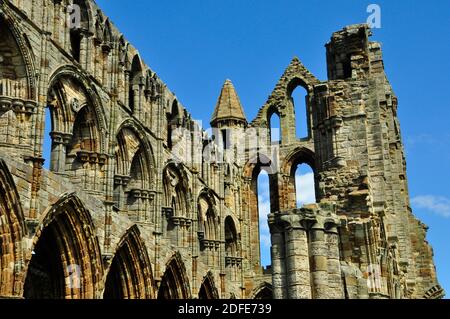 L'abbaye de Whitby était une abbaye bénédictine réduite à Son état actuel par Henry VIII en 1540 assisté par le En bombardant un cuirassé allemand Banque D'Images