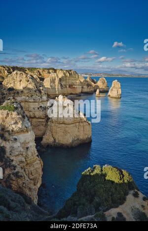 Photo de praia da marinha à Faro Portugal, au coucher du soleil. Banque D'Images