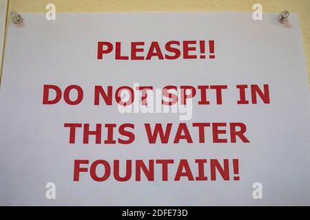 Panneau d'avertissement de ne pas cracher dans la fontaine d'eau au centre des visiteurs à Pipe Spring National Monument, Arizona, États-Unis Banque D'Images