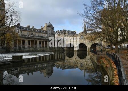 Le pont de Cultney se reflète dans la rivière Avon au-dessus du déversoir lors d'une journée d'automne lumineuse à Bath, Somerset.UK Banque D'Images