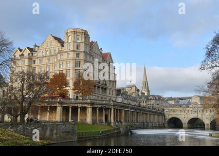 L'Empire Hotel, la flèche de St Michael's Without Church, le Pont de Cultney et la rivière Avon lors d'une journée d'automne plus lumineuse à Bath, Somerset, Royaume-Uni Banque D'Images