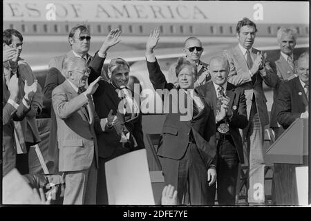 Le président Jimmy carter et le vice-président Walter Mondale font un arrêt de campagne à Cleveland, Ohio, en 1980. À gauche se trouve le sénateur américain Howard Metzenbaum. À droite se trouve le sénateur américain John Glenn et le représentant des États-Unis John Seiberling. Ernie Mastroianni photo Banque D'Images