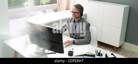 Portrait de chat de la visioconférence de l'homme senior confiant Banque D'Images