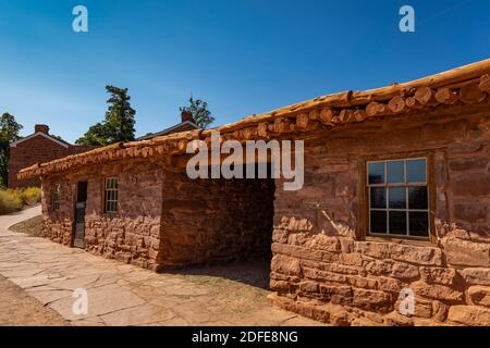 Chalet en bois et pierre au Pipe Spring National Monument, Arizona, États-Unis Banque D'Images