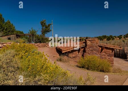 Chalet en bois et pierre au Pipe Spring National Monument, Arizona, États-Unis Banque D'Images