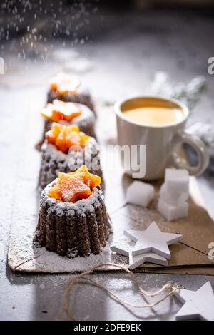 Dessert au chocolat sucré de Noël avec café.muffin d'hiver avec fruits.aliments et boissons sains. Banque D'Images