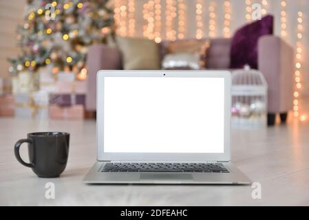 Ordinateur portable avec écran blanc sur l'arrière-plan du Intérieur de Noël Banque D'Images