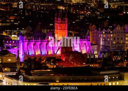 Bath, Royaume-Uni. 4 décembre 2020. L'abbaye de Bath est photographiée baignée de lumière lors d'une soirée d'hivers. Pour éclairer les jours sombres, Bath BID a mis en place un éclairage spectaculaire de monuments dans certaines des rues emblématiques de Bath. Les installations ont été conçues et produites par Fineline Lighting et Visit Bath and the Streets sera allumé tous les jours jusqu'à la fin de l'année. Credit: Lynchpics/Alamy Live News Banque D'Images