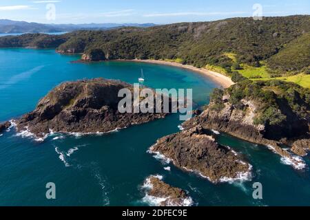 Voilier à Anchor dans Army Bay, Bay of Islands, Nouvelle-Zélande Banque D'Images