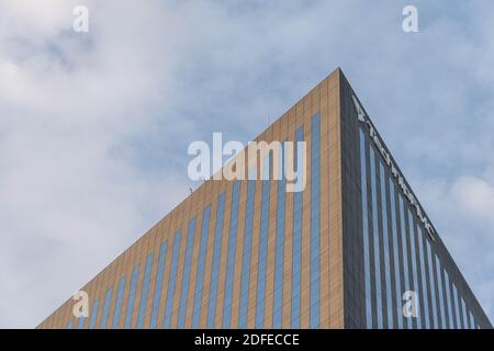 Paris, France - 20 juin 2020 : vue ascendante du gratte-ciel de la Tour Adria à la Défense Banque D'Images
