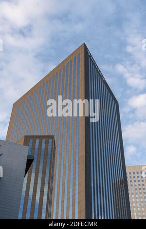 Paris, France - 20 juin 2020 : vue ascendante du gratte-ciel de la Tour Adria à la Défense Banque D'Images